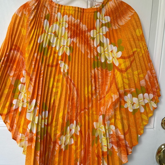 RARE!
Vintage Greencastle Cape with a crêpe like pleated material. Gorgeous! - Picture 4 of 4